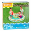 Obraz przedstawia pudełko zestawu "Beachtastic® Play Pool Set" z kobietą i dwojgiem dzieci bawiącymi się w basenie.