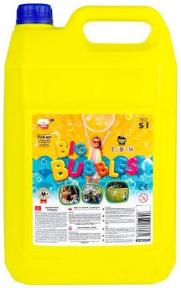 Obraz przedstawia duży żółty plastikowy dzbanek z niebieską nakrętką, oznaczony etykietą "TUBAN BIG BIG BIG BUBLES," z kolorową grafiką osoby otoczonej bąbelkami.