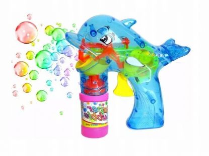 Obraz przedstawia kolorową plastikową dmuchaną zabawkę w kształcie delfina z przezroczystym plastikowym korpusem i przezroczystą plastikową dyszą, która aktywnie wydmuchuje bańki.