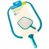 Obraz przedstawia opakowanie produktu z niebieską ramką dla "AQUASCOOP® Essential Pool Skimmer" od Bestway, z wyraźnym zdjęciem produktu na opakowaniu.