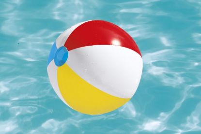 Kolorowa piłka plażowa unosi się na wodzie, a jej żywe odcienie czerwieni, bieli i żółci tworzą żywy kontrast z spokojnym niebieskim tłem.
