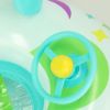 Obraz przedstawia zbliżenie kolorowej plastikowej kierownicy zabawkowej przymocowanej do dmuchanego basenu, z gwiazdą i żółtą gwiazdą na powierzchni.