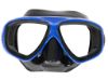 Obraz przedstawia parę niebiesko-czarnych gogli do nurkowania lub snorkelingu z przezroczystą soczewką, zaprojektowanych do aktywności podwodnych.