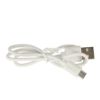 Obraz przedstawia biały kabel USB z wtyczką USB na jednym końcu, leżący na białym tle.
