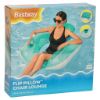 Obraz przedstawia opakowanie produktu Bestway Flip Pillow Chair Lounge, z kobietą w czarnym stroju kąpielowym siedzącą na leżance.